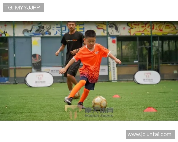 足球明星如何通过艰苦训练提升技艺与体能的精彩视频分享